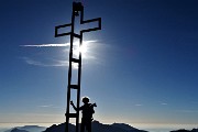 46 In pieno controsole la croce dello Zucco Sileggio (1373 m)